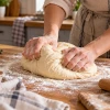 Дрожжевая выпечка стала мягче и воздушнее: резиновый мякиш появляется из-за четырех ошибок при замесе теста