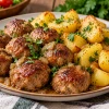Семья всегда просит добавки: мясные шарики с картофелем тушатся в одной глубокой сковороде