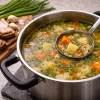 Забудьте о супах, которые часами томятся на плите: горсть фарша, картошка и вермишель превращаются в сытный домашний обед всего за 18 минут