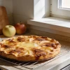 Натираю 2 килограмма сочных яблок тонкими пластинками: рецепт румяной и аппетитной вертуты на сковороде