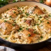 Куриные бедра больше не запекаю в духовке: тушу в сливках с луком — мясо получается нежным и сочным