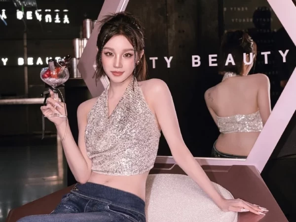 Юци из i-dle посетила открытие поп-апа Fenty Beauty «Stardust Glow Store» в Шанхае: Два стильных образа