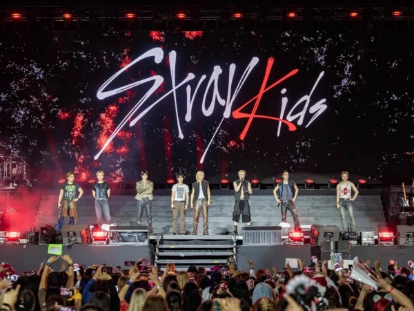 Stray Kids собрали 270 тысяч зрителей в Латинской Америке в рамках собственного фестиваля «STRAYCITY»
