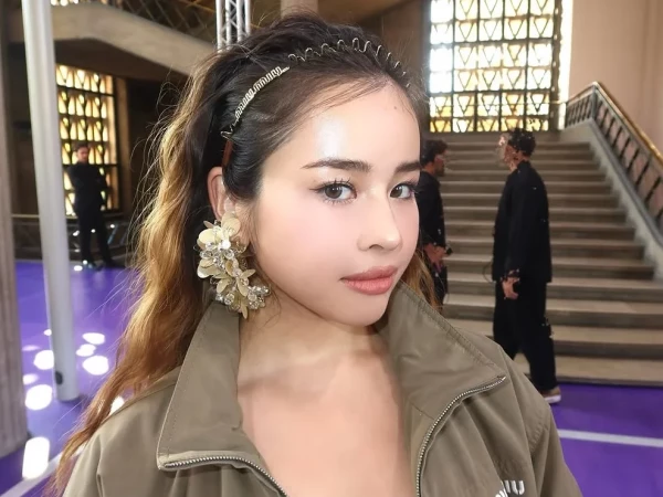 Харви из XG посетила показ Miu Miu весна-лето 2027 в рамках Недели моды в Париже