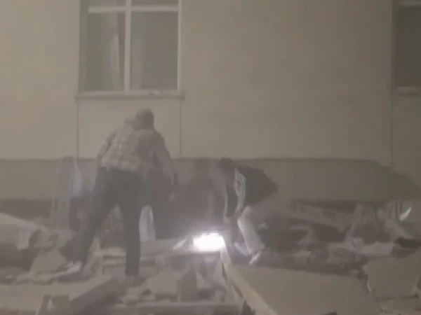 Семь человек оказались под завалами в Стамбуле из-за обрушения дома
