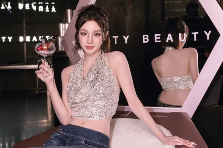 Юци из i-dle посетила открытие поп-апа Fenty Beauty «Stardust Glow Store» в Шанхае: Два стильных образа