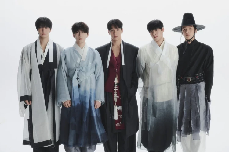 MONSTA X поздравили фанатов с Чусоком в ханбоках и поделились планами на конец года