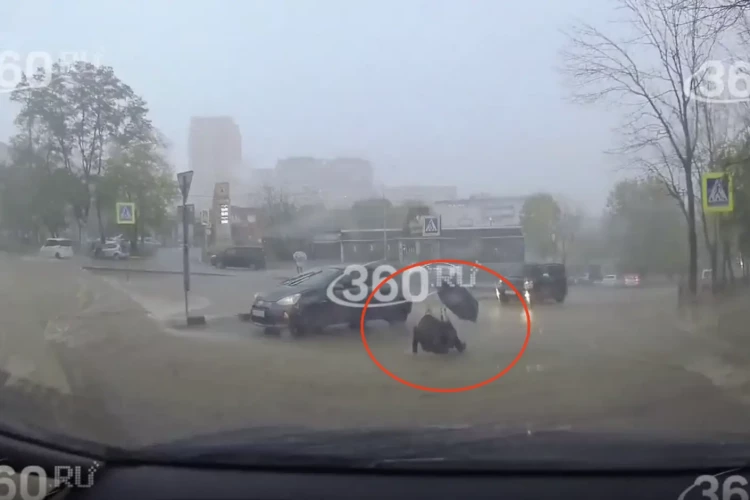 Жительницу Владивостока снесло потоком воды на переходе