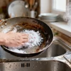 На моей кухне посуда блестит как новая: ресторанный способ отмыть жирные сковородки без химии