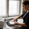 Стоит ли вытирать посуду после мытья: привычка, которая влияет не только на бактерии, но и на запах