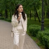 Мода на комфорт и легкость: эти молочные шелковые брюки носят только стильные девушки