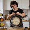 Я не выбросила старую сковороду — и нашла ей 5 полезных применений дома