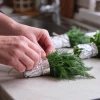 Укроп и петрушка не слипаются в комок: простой способ заморозки, который выручает зимой