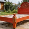 Из спальни — в сад: как старая кровать получает вторую жизнь на дачном участке