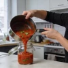 Закатываю этот томатный соус каждое лето: зимой остается только открыть банку и добавить к пасте