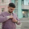 Мужской гардероб становится светлее: Рогов назвал главный цветовой тренд весны и лета