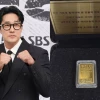 Со Джи Соп подарил настоящее золото съемочной группе дорамы «Менеджер Ким»