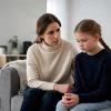 Подруга унижает вашу дочь: признаки, которые родители часто принимают за обычную ссору
