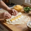 Смешиваю творог с сыром и заворачиваю в лаваш: ленивые пирожки семья съедает горячими
