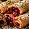 Ленивый вишневый штрудель за 15 минут: готовим румяный хрустящий десерт из простых продуктов