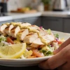 Один соус меняет весь вкус: быстрый салат с курицей, который не нужно заправлять майонезом