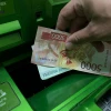 Одно слово в переводе — и банк насторожится: что лучше не писать при отправке денег близким