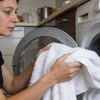 Стоят дёшево, а стирают не хуже топовых: 5 эффективных стиральных порошков по версии Роскачества
