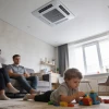 Реальный способ для кухни и гостиной: как без труда вымыть натяжной потолок без химии — разводов не останется 