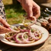 Секрет мягкого шашлыка нашли на обычной кухонной полке: гости попросили рецепт