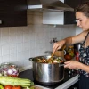 Кабачки уже надоели, но соседка-армянка дала новый рецепт: добавляю 3 яйца — съедаем сковороду за ужин
