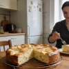 Все по пять — и шарлотка не оседает: рецепт, который легко запомнить, справятся и дети
