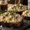Беру одну соленую селедку и пару яиц, кручу намазку — вкуснее ресторанных паштетов