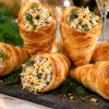 Пачка теста и кусок куриного филе — и никакого стояния у плиты: эти изящные конусы запекаются сами всего за 10 минут