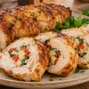 Заменит колбасу для бутербродов: как приготовить куриную руляду под фольгой из доступных продуктов