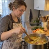 Одна ошибка сделает ему мутным и водянистым: прозрачный мясной бульон начинается с правильного нагрева и спокойной варки