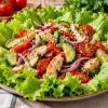 Блюдо для гостей без долгой готовки: как подать простой салат порционно