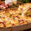 Французы умеют превратить обычную картошку в блюдо, ради которого хочется накрыть стол. Минимум продуктов — и результат, который не сравнится с привычной жареной картошкой