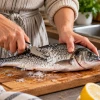 Испанцы чистят рыбу без ножа и кипятка: как снять чешую за 5 минут