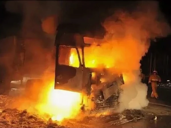 Грузовик горел ярким пламенем в поселке Красный Бор. Пожар больше часа тушили при помощи автоцистерны