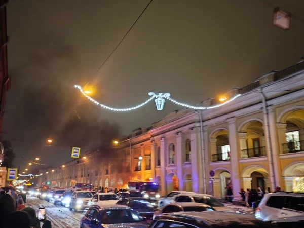 Возле Гостиного двора десять пожарных тушили мощно горевший «Ситроен». У иномарки вспыхнул мотор