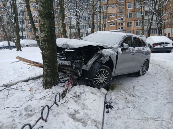 На Гражданке «Хавал» разбил припаркованные автомобили и врезался в дерево: мужчине за рулем стало плохо