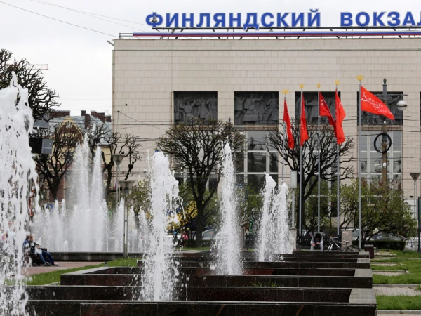 На фоне пожара четыре электрички отправятся с Финляндского вокзала с опозданием