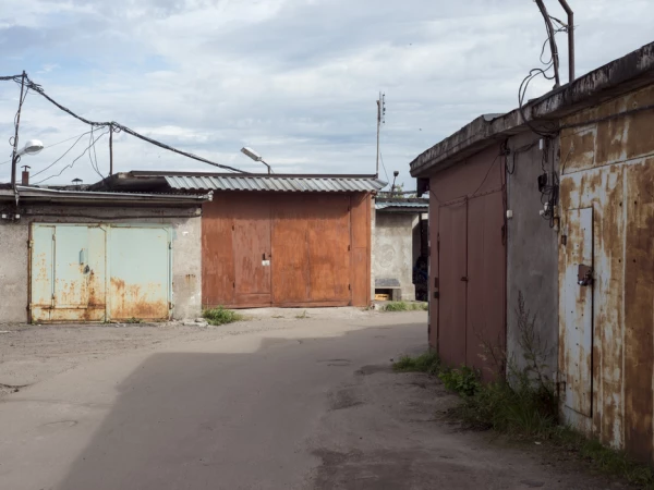 Школьник и пенсионер подрались в гаражах на Пулковском шоссе