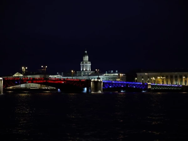 Мосты в Петербурге на две ночи засияют триколором в честь Дня России