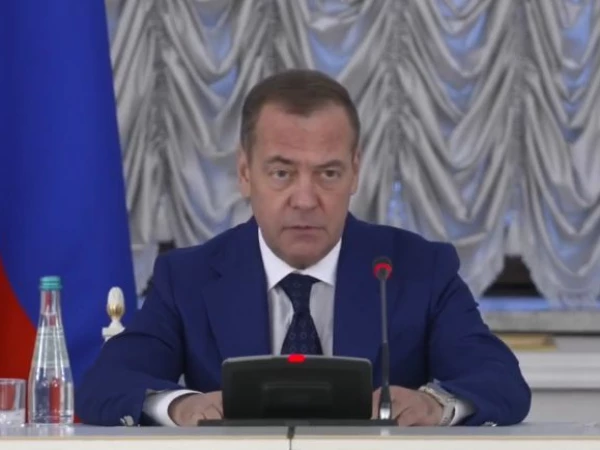 Медведев опубликовал видео с уничтожением портретов лидеров Европы