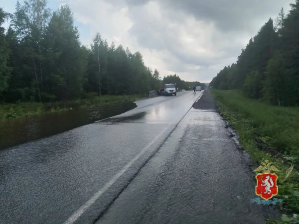 На трассе под Нижним Тагилом ограничили движение из-за угрозы размыва дороги