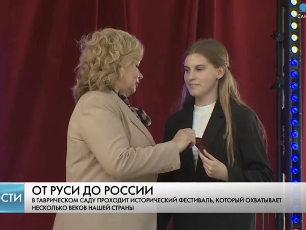 В Таврическом саду состоялось торжественное вручение паспортов юным петербуржцам