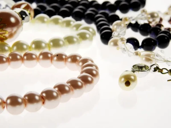В Петербурге товаровед ломбарда заложила бижутерию вместо золота на 534 тысячи рублей