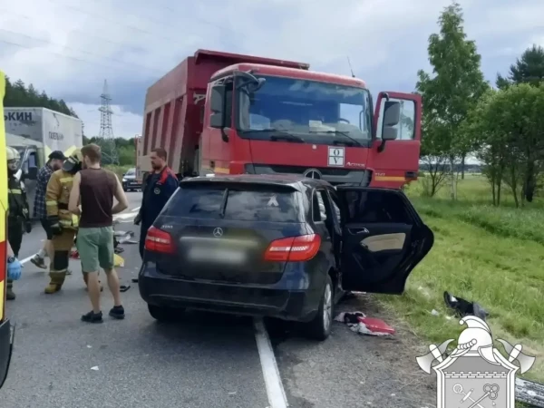 «Мерседес» въехал в грузовик под Гатчиной, из легковушки доставали женщину с ребенком