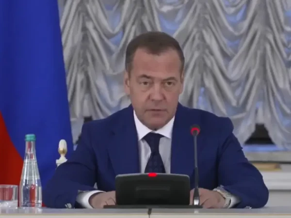 Медведев на ПМЮФ призвал разработать механизм против военных баз Запада